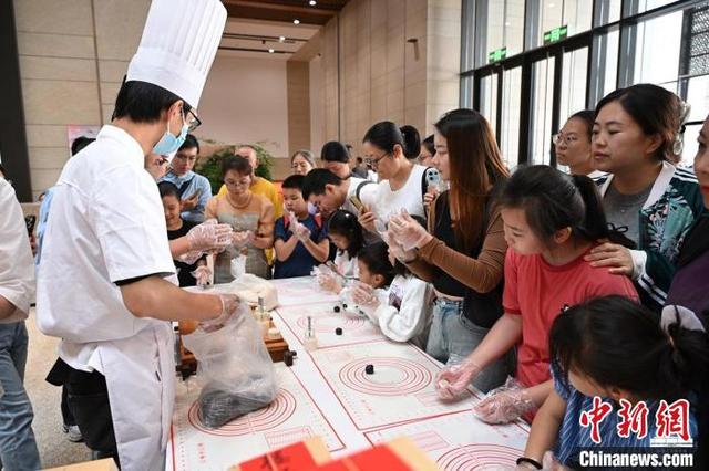 “月满中秋节·相约非遗馆”以非遗技艺引领观众欢度非遗佳节