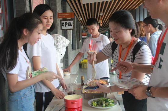 泰国高校师生制作中式美食庆中秋