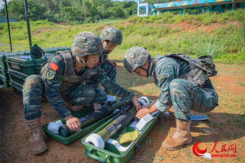 火力全开！直击武警重火器实弹射击现场