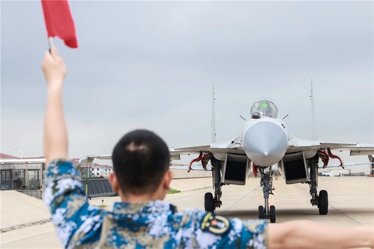 海军航空大学某团实战化飞行训练