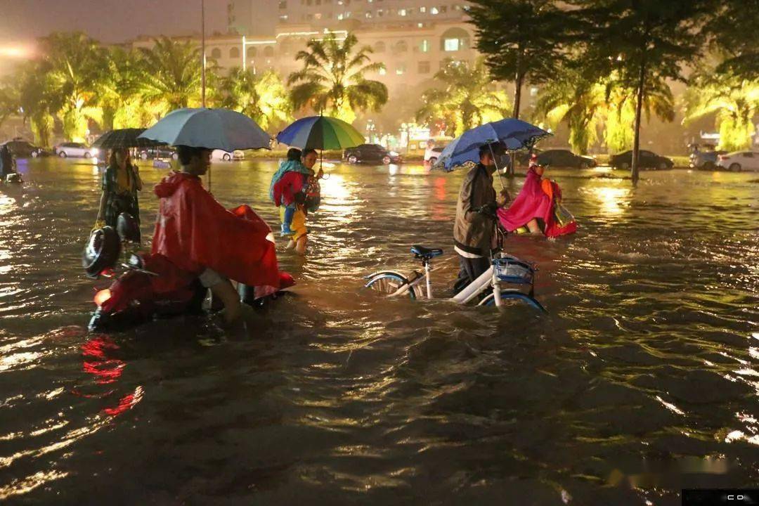 冷空气致广东气温骤降 多地遭遇暴雨